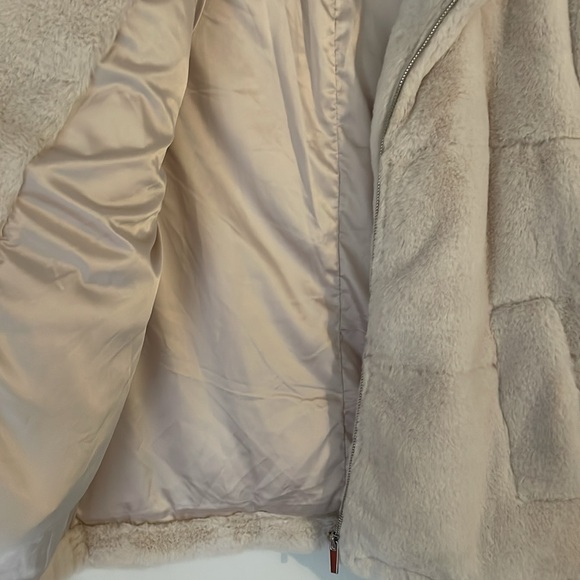 Zara cream faux fur jacket in size medium - Picture 3 of 5